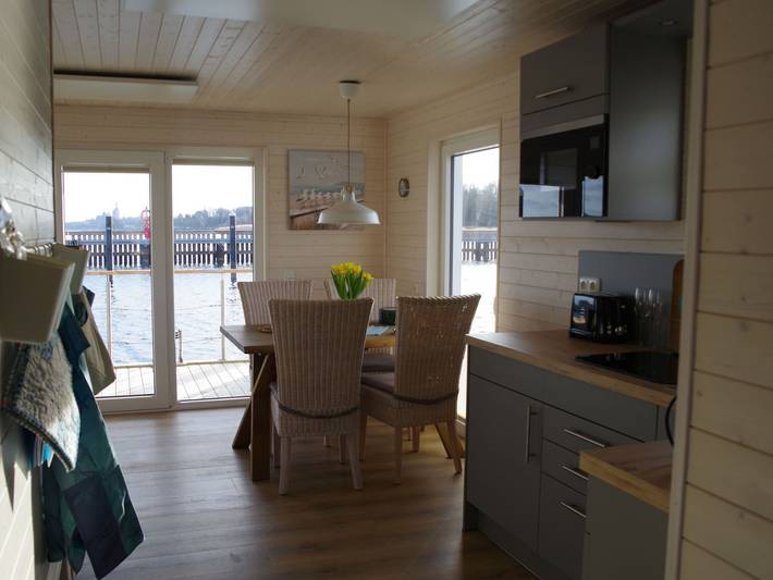 Ferienwohnung für 5 Personen, mit Terrasse und Ausblick sowie Seeblick, kinderfreundlich in Stralsund