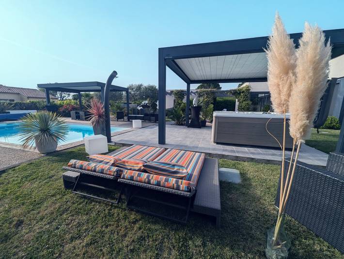 Gîte pour 6 personnes, avec jacuzzi et jardin ainsi que terrasse et piscine