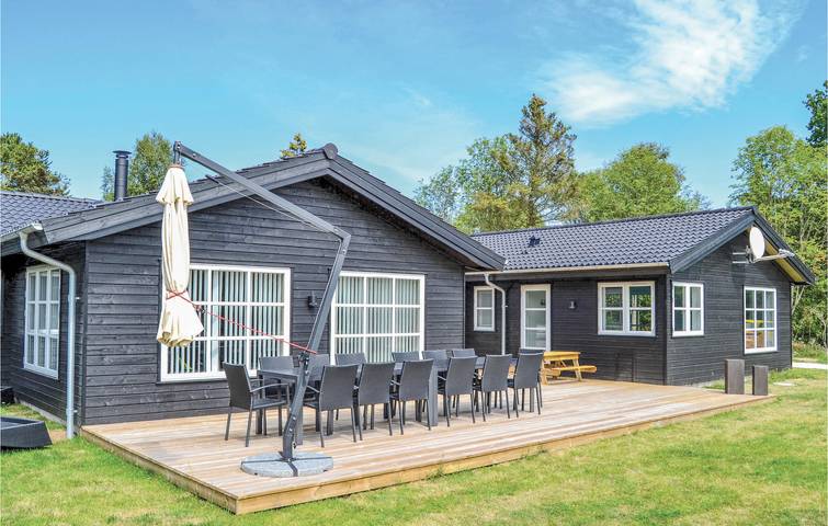 Ferieudlejning for 14 personer, med jacuzzi og pool såvel som terrasse og sauna, husdyr tilladt i Lyngså
