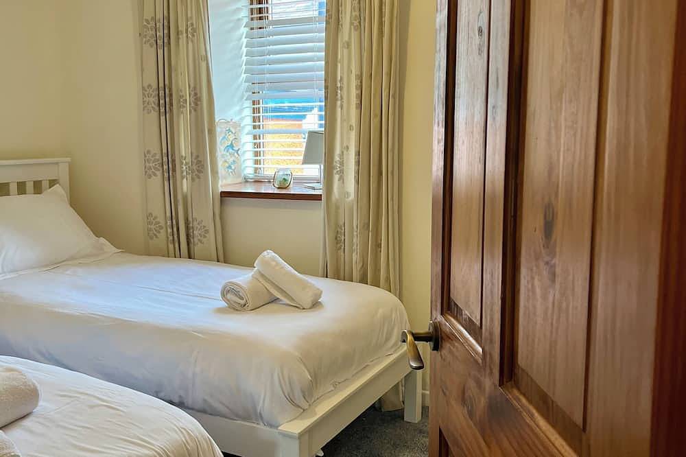 Beautiful 19th Century Seaside Cottage with hot tub and river views in Cemaes, Isle of Anglesey