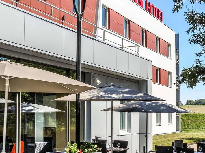 Hôtel pour 2 personnes, avec Terrasse et Jardin ainsi que Piscine et Vue à Saint-Genis-Pouilly - 2