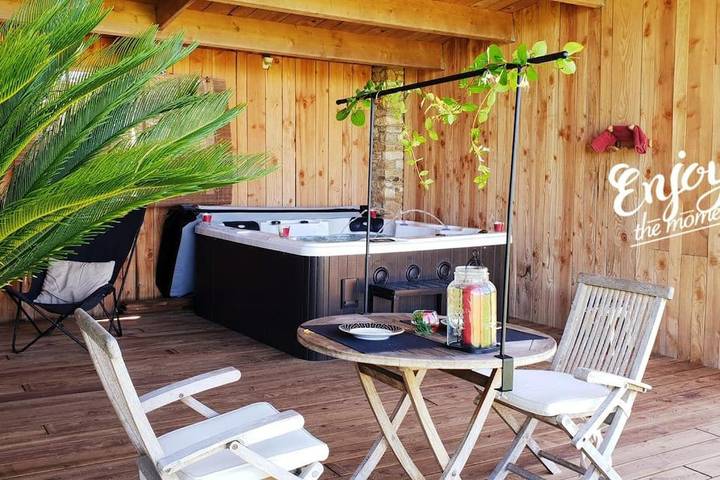Location de vacances pour 2 personnes, avec Jacuzzi et Terrasse ainsi que Jardin et Vue à Mouchamps