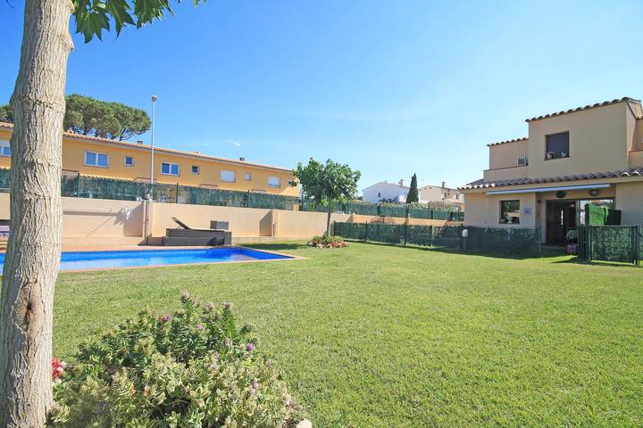 Casa rural para 6 personas, con balcón además de jardín y piscina en La Escala - 3