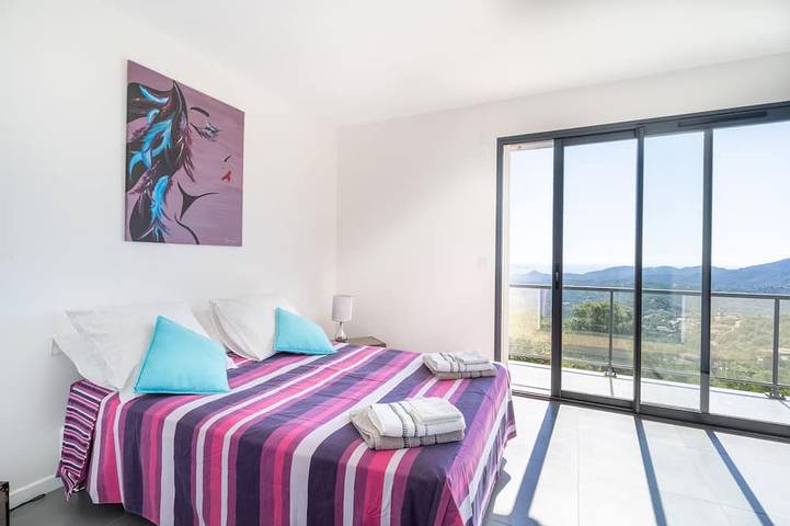 Villa espaciosa, piscina, vistas al mar y montaña, 4 dormitorios, capacidad para 8 in Les Adrets-de-l'Estérel, Massif de l'Esterel
