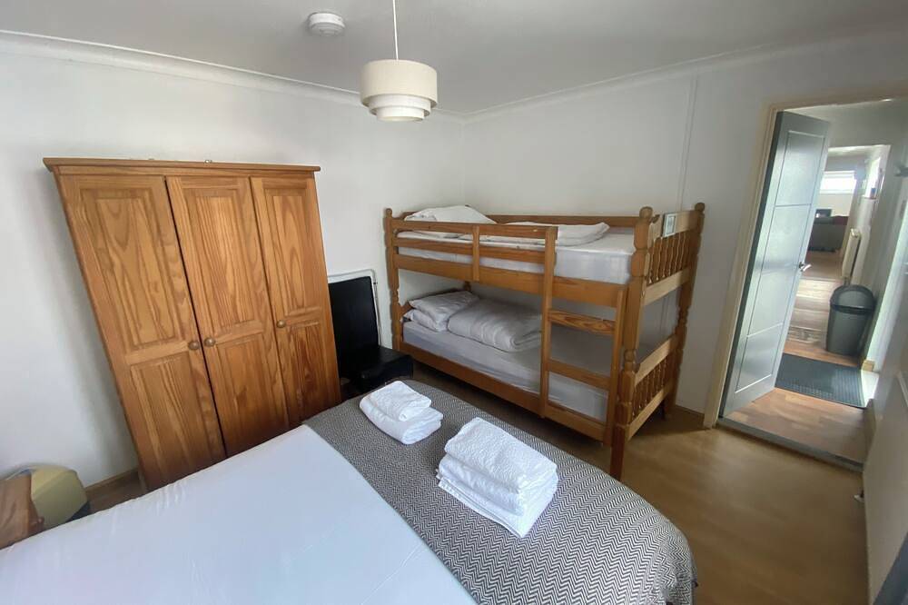 Europa Court -- Mawgan Porth Bungalow --Beach Location,  Swimming pool/  Tennis in Mawgan Porth, Cornwall