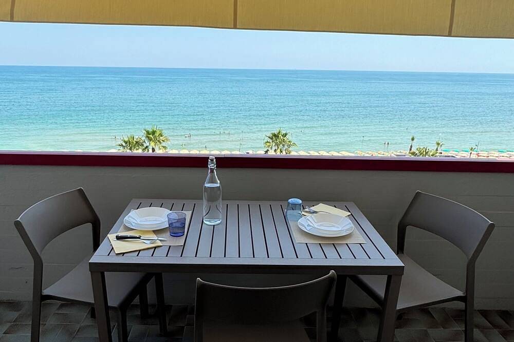 Entire apartment, Sulmare Studios - Molocali Sea View in Alba Adriatica, Teramo Province