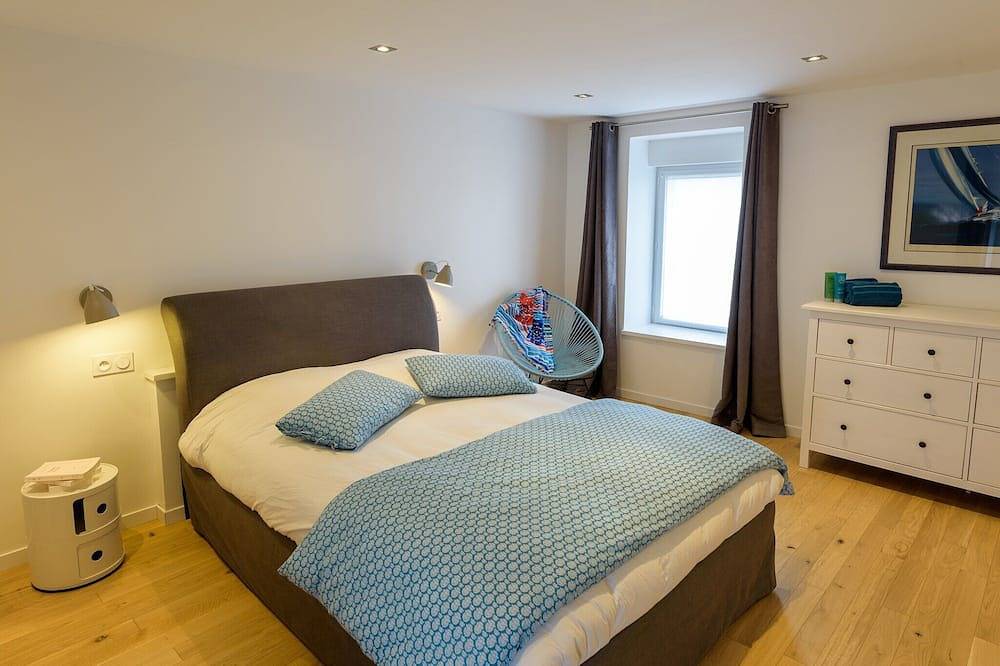 Maison de vacances avec piscine intérieure chauffée in Plouguin, Région de Brest