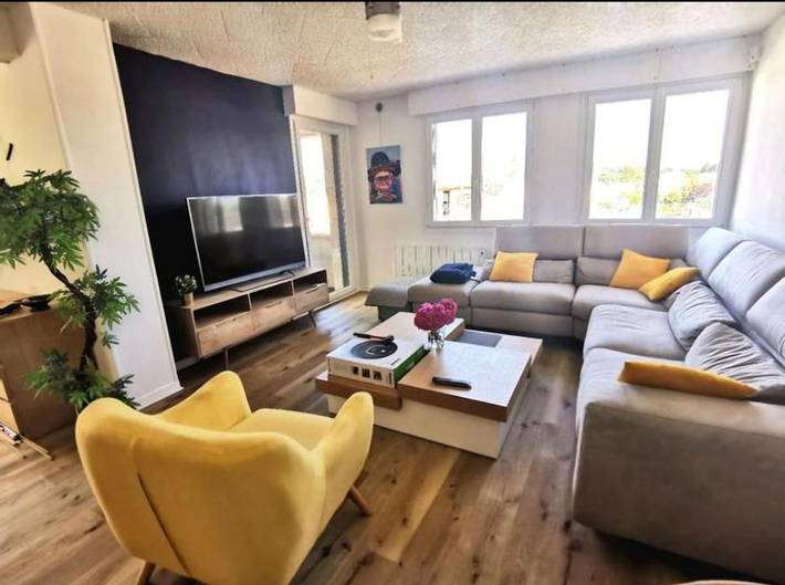 Appartement de vacances pour 8 personnes, avec piscine et jardin, animaux acceptés