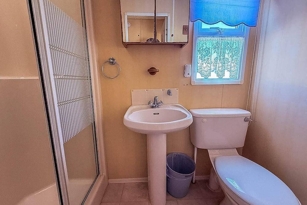Spacious caravan for hire with decking by the beach in Suffolk in Lowestoft, Sunrise Coast