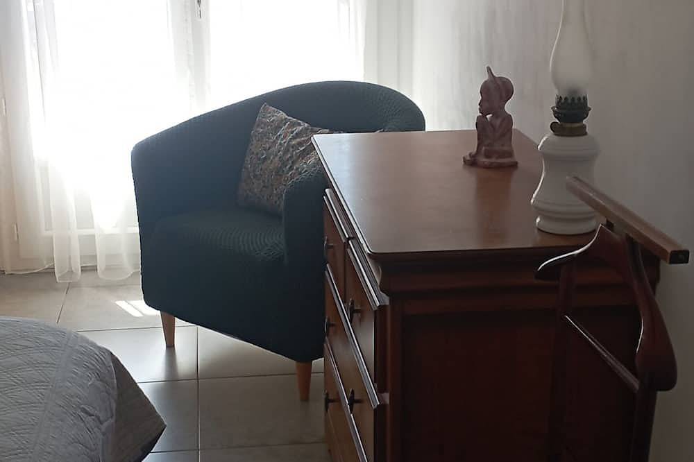 Entire apartment, Air-conditioned ground floor apartment with balcony, small garden and terrace in La Crau, Toulon region