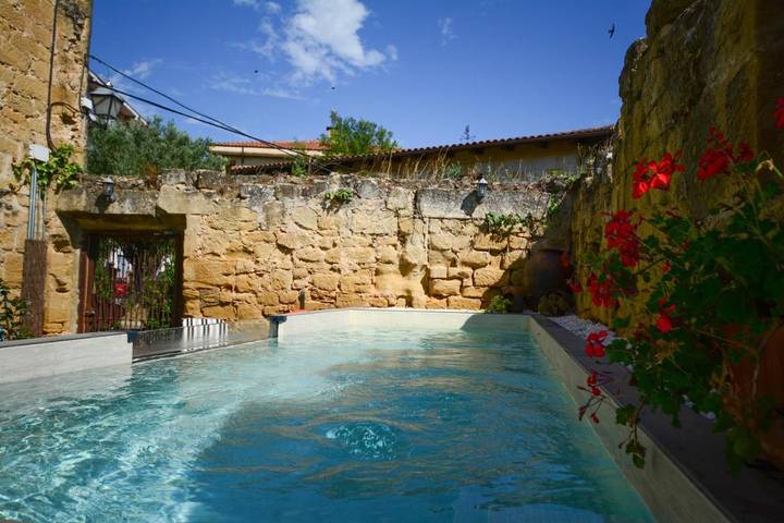 Hôtel pour 3 personnes, avec Terrasse ainsi que Jardin et Piscine à Briones