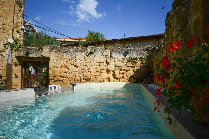 Hotel para 3 personas, con jardín y piscina - 1