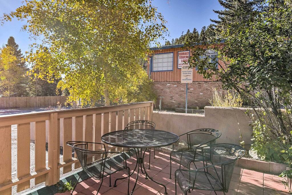 Ganze Wohnung, Walk to Ski Slopes! Red River Condo w/ Fireplace in Red River, Taos County
