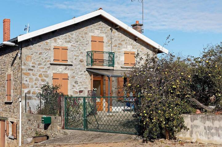 Gîte pour 6 personnes, avec terrasse à Sauviat