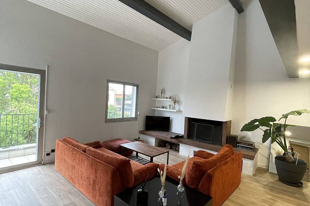 Appartement entier, Appartement 140m2, 3 chambres, à 5min des plages in Sainte-Marie-la-Mer, Côte d'Améthyste