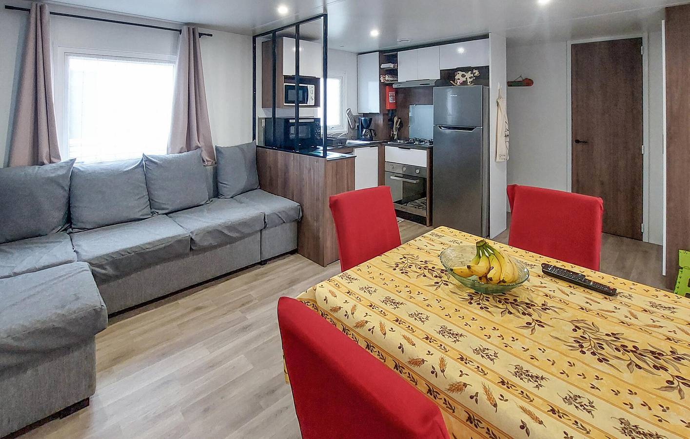 Mobil-home confortable avec Wi-Fi, parking, jardin, à 400 m d'un restaurant in Saint-Julien-en-Born, Côte d’Argent