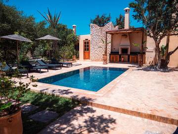 Maison d’hôte pour 2 personnes, avec jardin et piscine dans Ghazoua