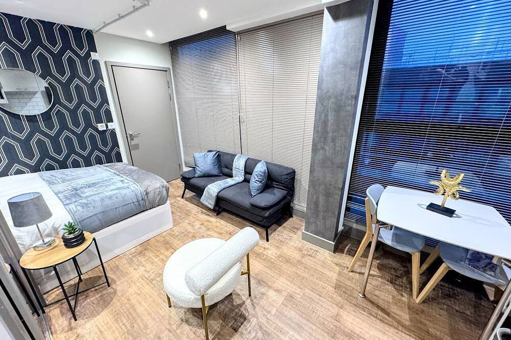 Entire apartment, Luxury Studio in Maidstone Town Centre – Steps from Maidstone East! in Kent