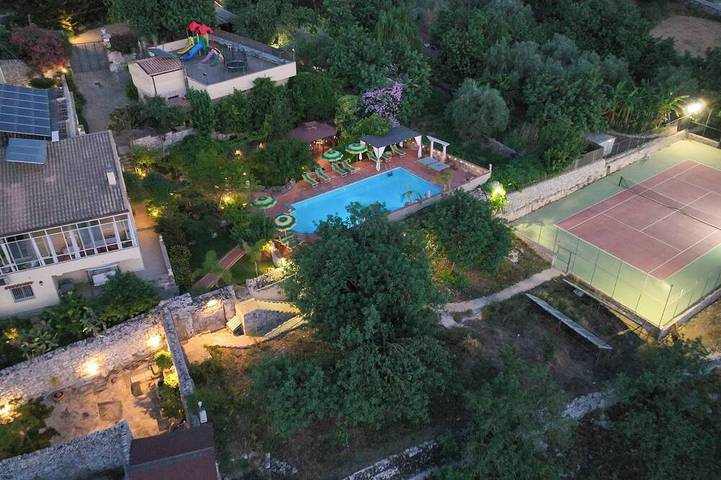 Villa pour 10 personnes, avec jacuzzi et jardin - 1