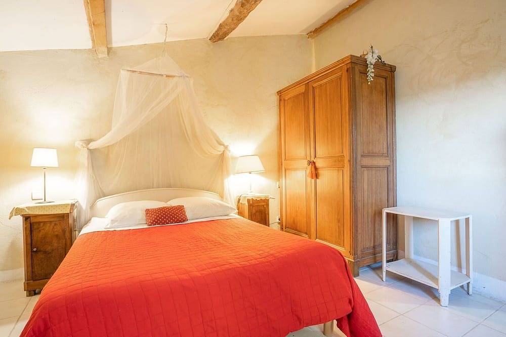 Stunning private villa for 6 people with Wifi, private pool, Tv, patio, pets allowed and parking in Châteauneuf-Grasse, Cannes region