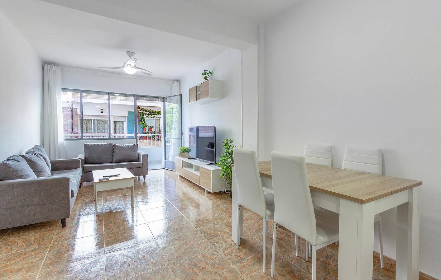 Ganze Ferienwohnung, Rückzugsort am Strand mit Terrasse und Parkplatz in Cartagena, Costa Cálida