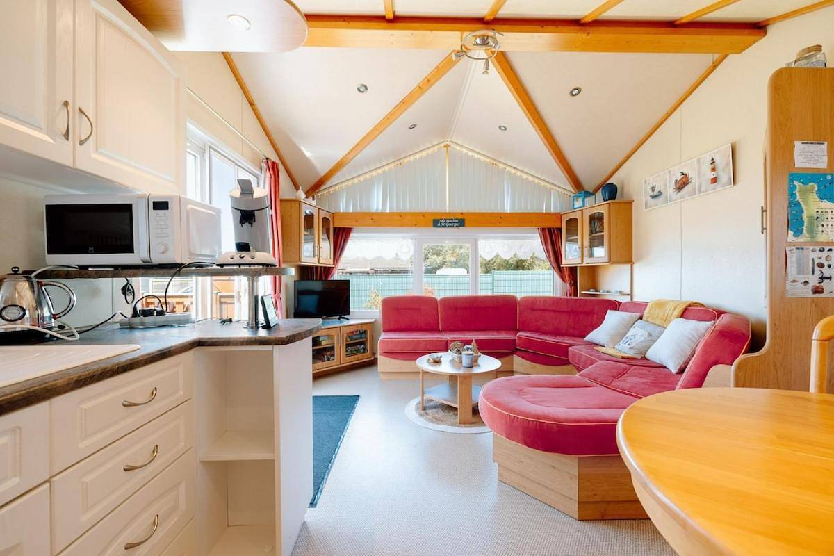 Two-Bedroom House in Saint-Georges-de-la-Rivière, Côte de la Déroute