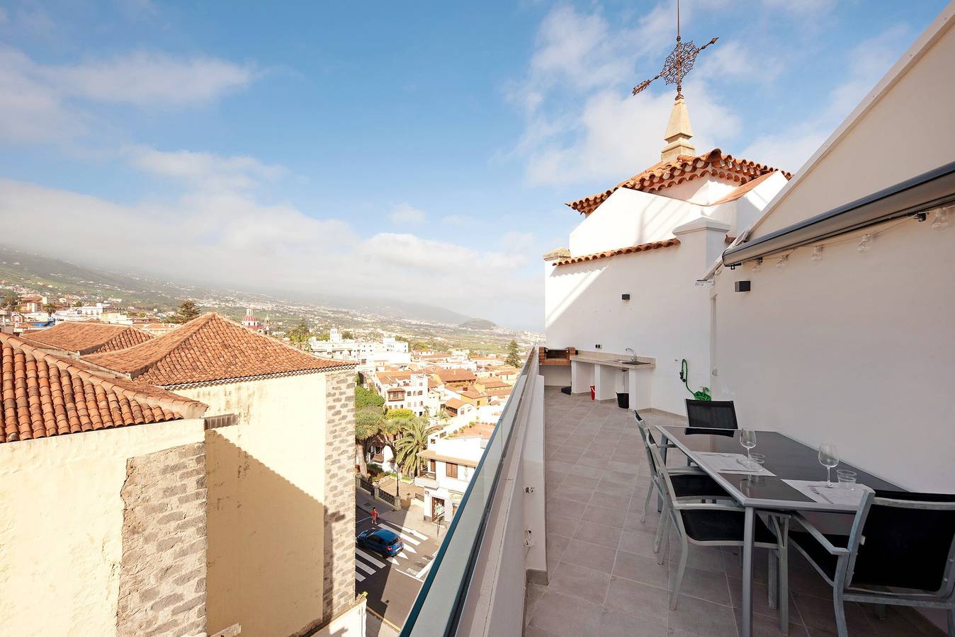 Casa vacacional 'Súper Ático Auditorio Centro' con terraza y Wi-Fi in Villa de La Orotava, La Orotava