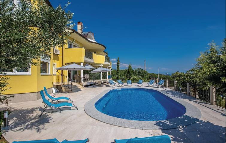 Gemütliche 1-Zimmer-Wohnung mit Pool, Terrasse und in Küstennähe in Vrh Martinscice, Primorje-Gorski Kotar