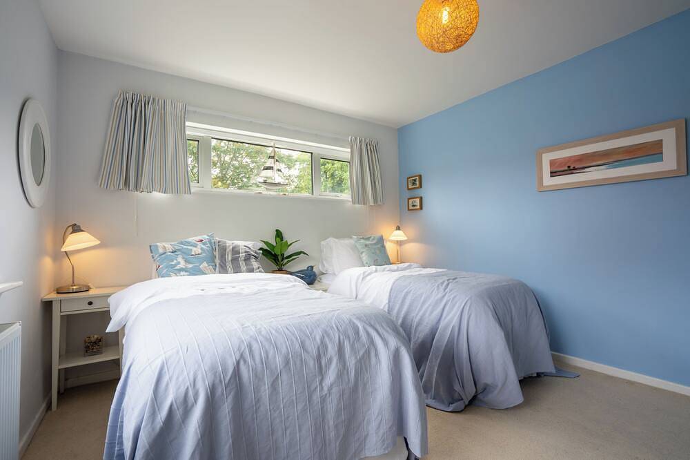Wisteria Corner, Large Tranquil Family Home, Spacious, Edge of the Peak District in Chesterfield, Derbyshire