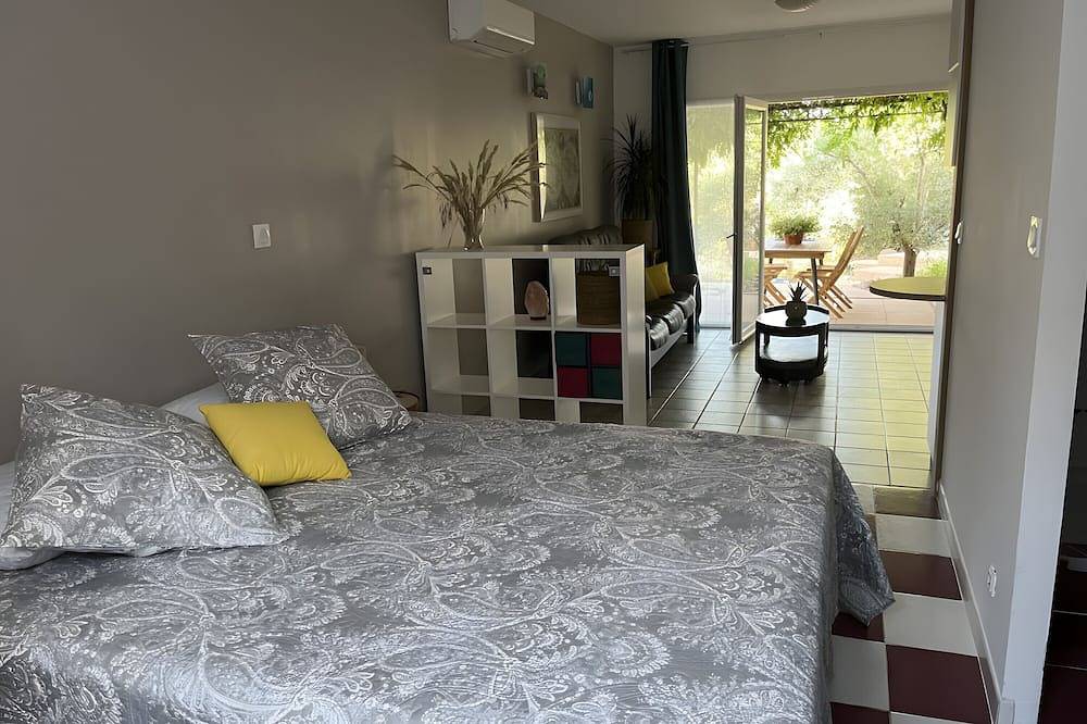 Entire apartment, Studio 'La Dolce Vita' with Shared Pool, Wi-Fi and Air Conditioning in Lambesc, Aix-en-Provence region