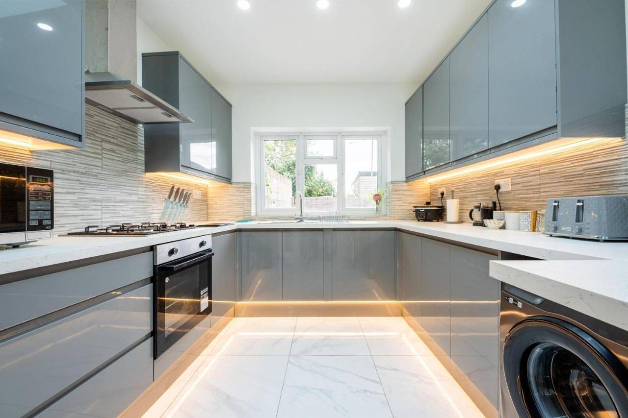 Spacious 6Br Cardiff House w/ Free Parking in Cardiff Bay, Cardiff