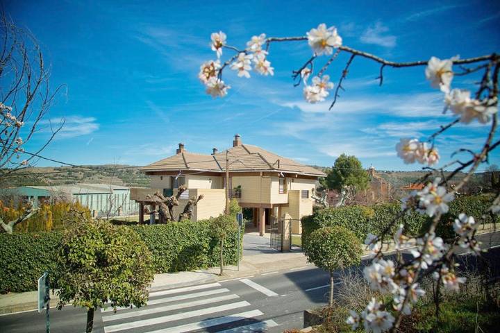 Apartamento para 11 personas, con Balcón y Jacuzzi además de Terraza y Jardín en Nuévalos