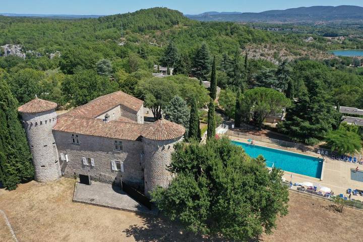 Parc de vacances pour 6 personnes, avec Balcon et Terrasse ainsi que Jardin et Piscine dans Bois de Païolive