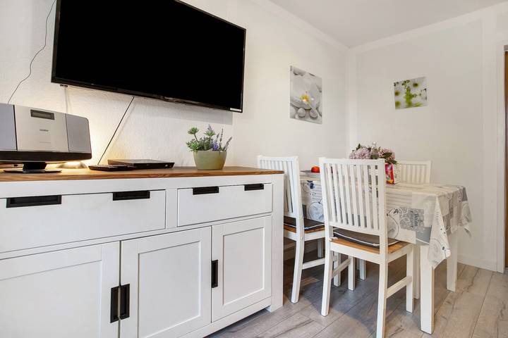 Appartement entier, Appartement 'Bäckerhus - Ferienwohnung 6' avec terrasse privée, jardin partagé et Wi-Fi in Wiek, Région de Rügen