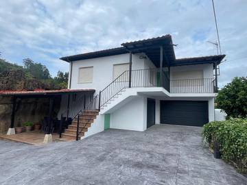 Gîte pour 6 personnes, avec jardin ainsi que terrasse et vue dans Novales