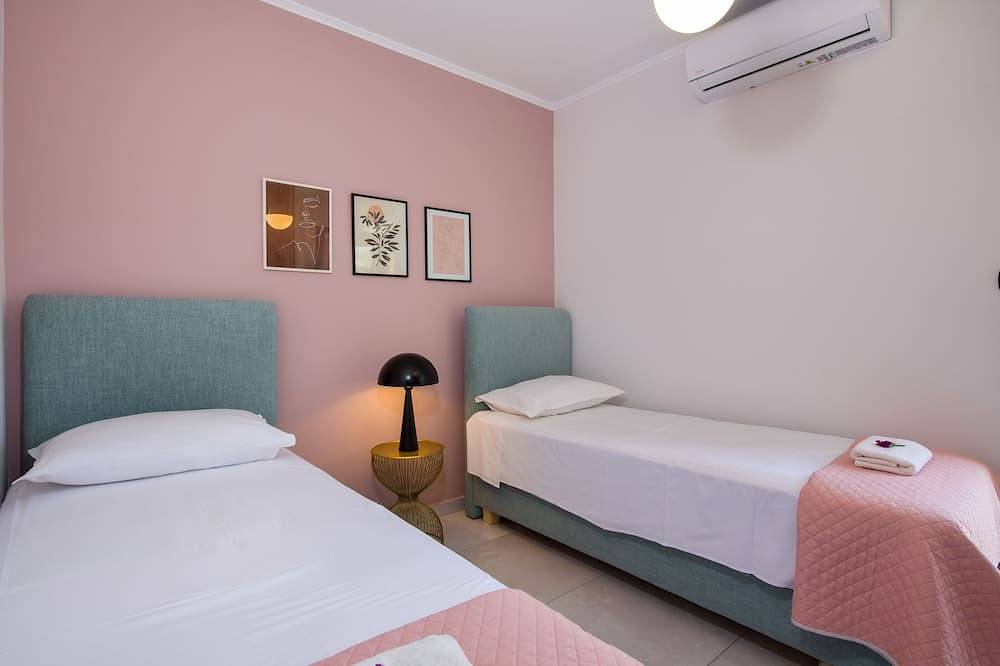 Anastasia & Marie luxury & traditional residence with large jacuzzi 1 minute sea in Kissamos, Chania und Umgebung