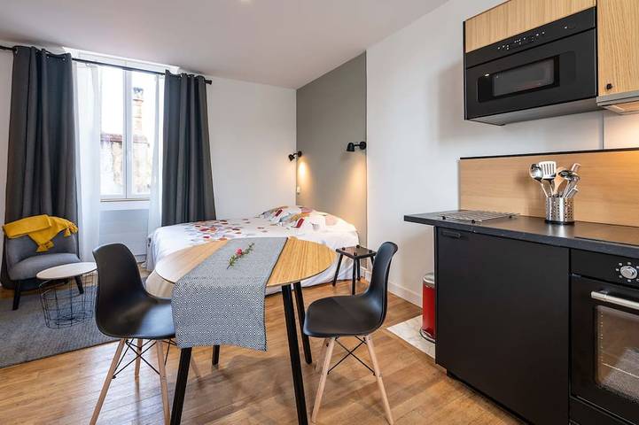 Ganze Wohnung, Studio B, in the city center, cozy and warm... in La Roche-sur-Yon, Loire-Tal
