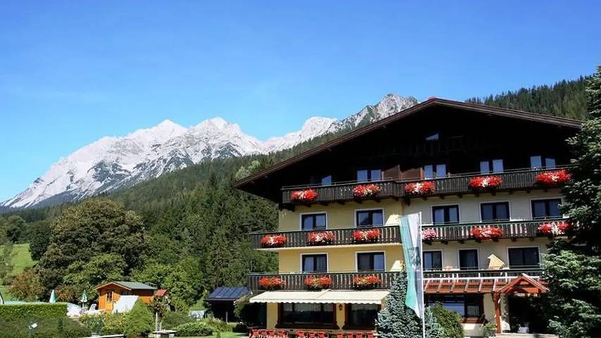 Hôtel pour 3 personnes, avec piscine ainsi que jardin et sauna