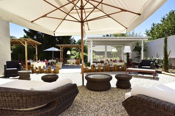 Hôtel pour 2 personnes, avec terrasse et jardin, animaux acceptés à Hauterives - 2