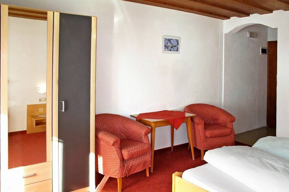 Geheel appartement, Mooi appartement voor 6 personen met Wifi, Tv, balkon en huisdieren toegestaan in St. Valentin auf der Haide, Graun