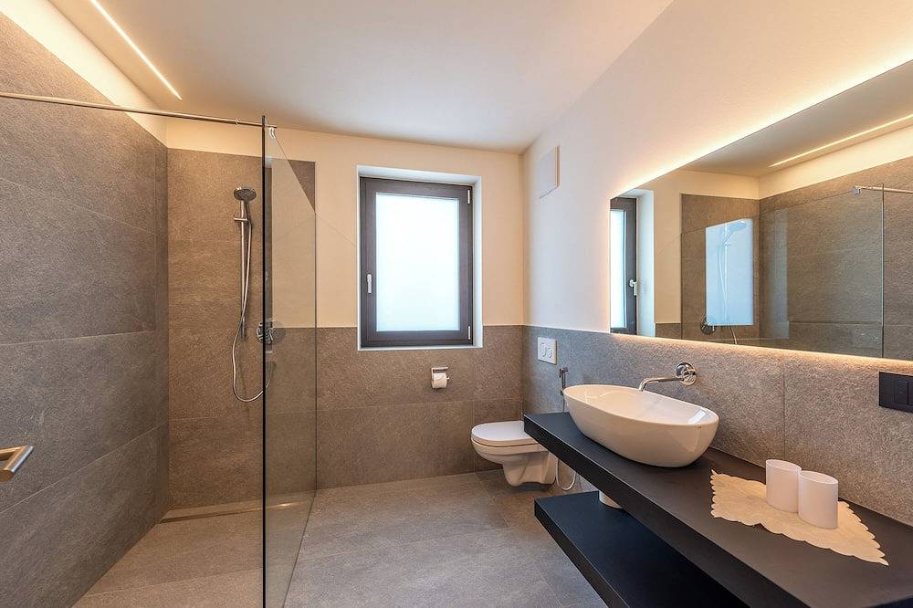 Ganze Wohnung, Moderne Ferienwohnung mit Solepool, Hot Whirlpool, Panorama am Algunder Waalweg in Oberplars, Algund