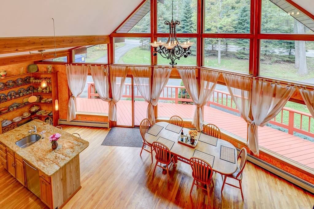 Erstaunliches Pocono Chalet! 4Bd 3Ba Private Pool / Sauna / Firepit in Lake Wallenpaupack