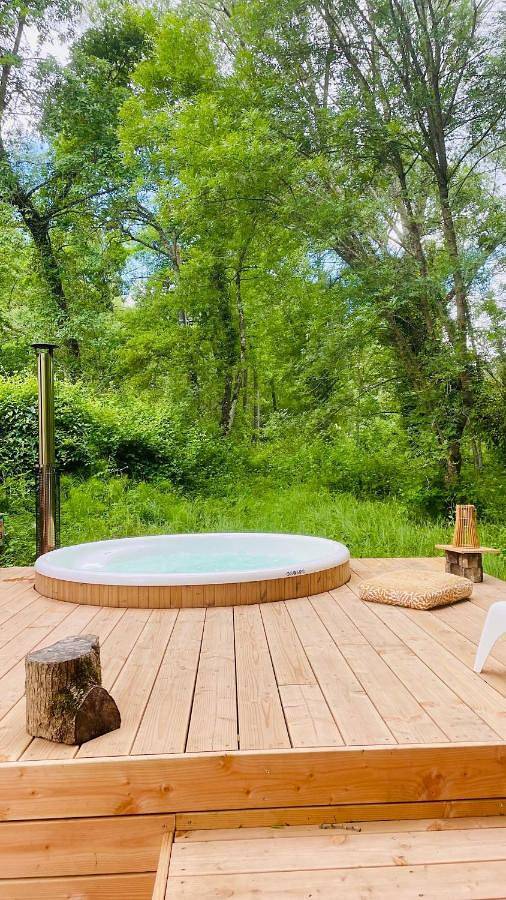 Location de vacances pour 10 personnes, avec piscine ainsi que vue et jardin à Lisle-sur-Tarn