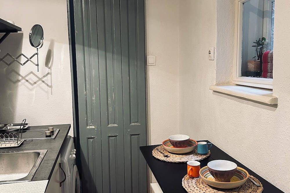 Entire apartment, Cozy 1-bedroom condo in enjoyable Budapest with Wifi in Budapest, Central Hungary