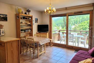 Gîte pour 4 personnes, avec terrasse et jardin dans Office De Tourisme De Serre Chevalier Bureau De Saint Chaffrey