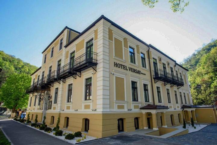 Hôtel pour 3 personnes, avec sauna et jacuzzi ainsi que piscine et terrasse