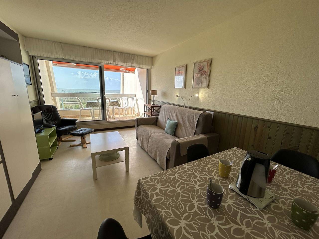 Entire apartment, Studio cabin for 4 with balcony, parking, and pets allowed 50m from beach in Saint-Jean-de-Monts, Vendée