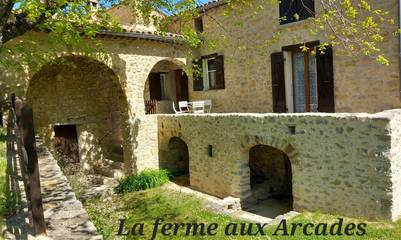 Gîte pour 6 personnes, avec terrasse ainsi que jardin et piscine, animaux acceptés à Bénivay-Ollon