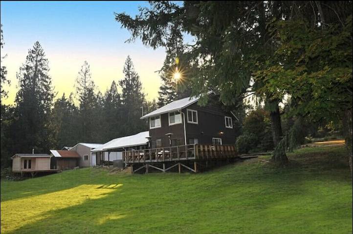 Log cabin for 8 people, with yard and hot tub in Mount Rainier National Park