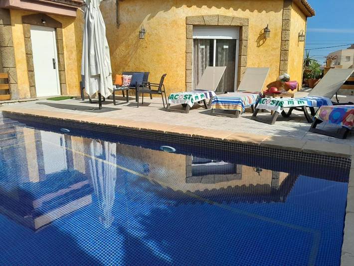 Casa rural para 8 personas, con piscina además de vistas y jardín en Miami Platja